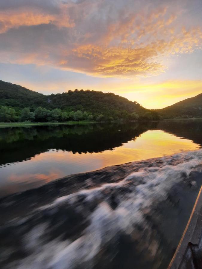 Mali Raj Apartmani Cetinje Bagian luar foto