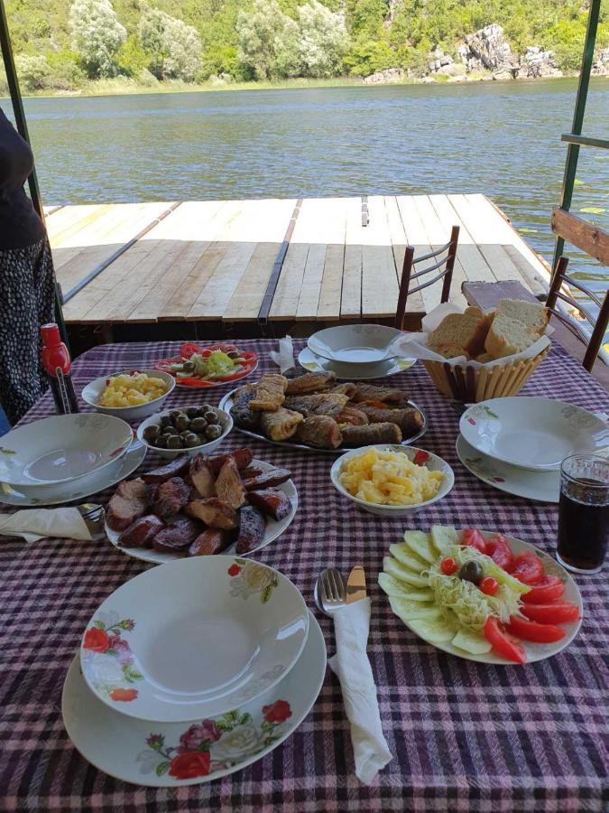 Mali Raj Apartmani Cetinje Bagian luar foto