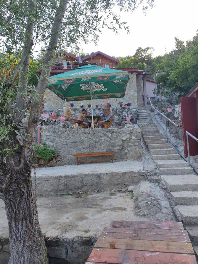 Mali Raj Apartmani Cetinje Bagian luar foto